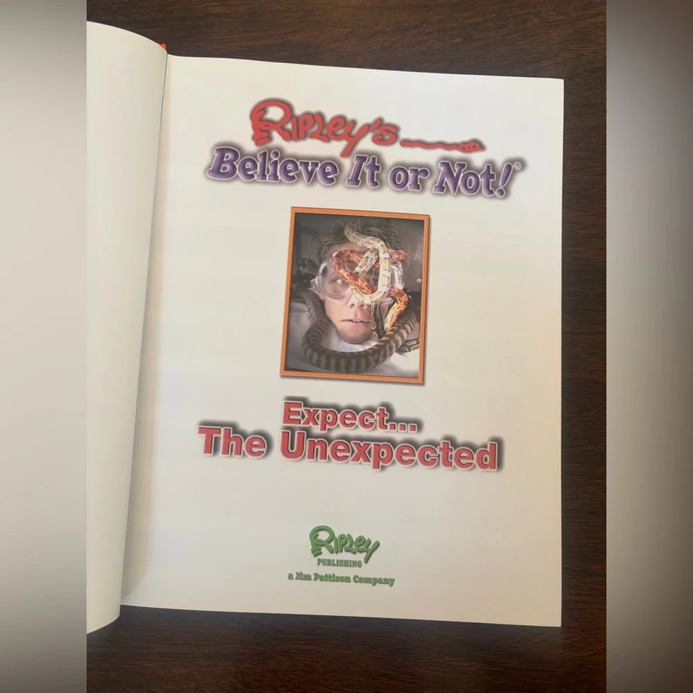 2006 Ripley's Believe It or Not! Expect the Unexpected Lenticular Hardcover Book
